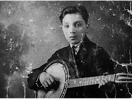 Guitariste vedette, Django Reinhardt debute sa carriere au banjo et au violon avant d'adopter la guitare